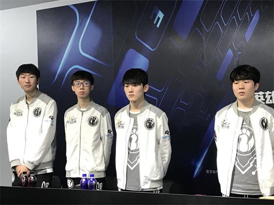 大批年轻人 大批年轻人