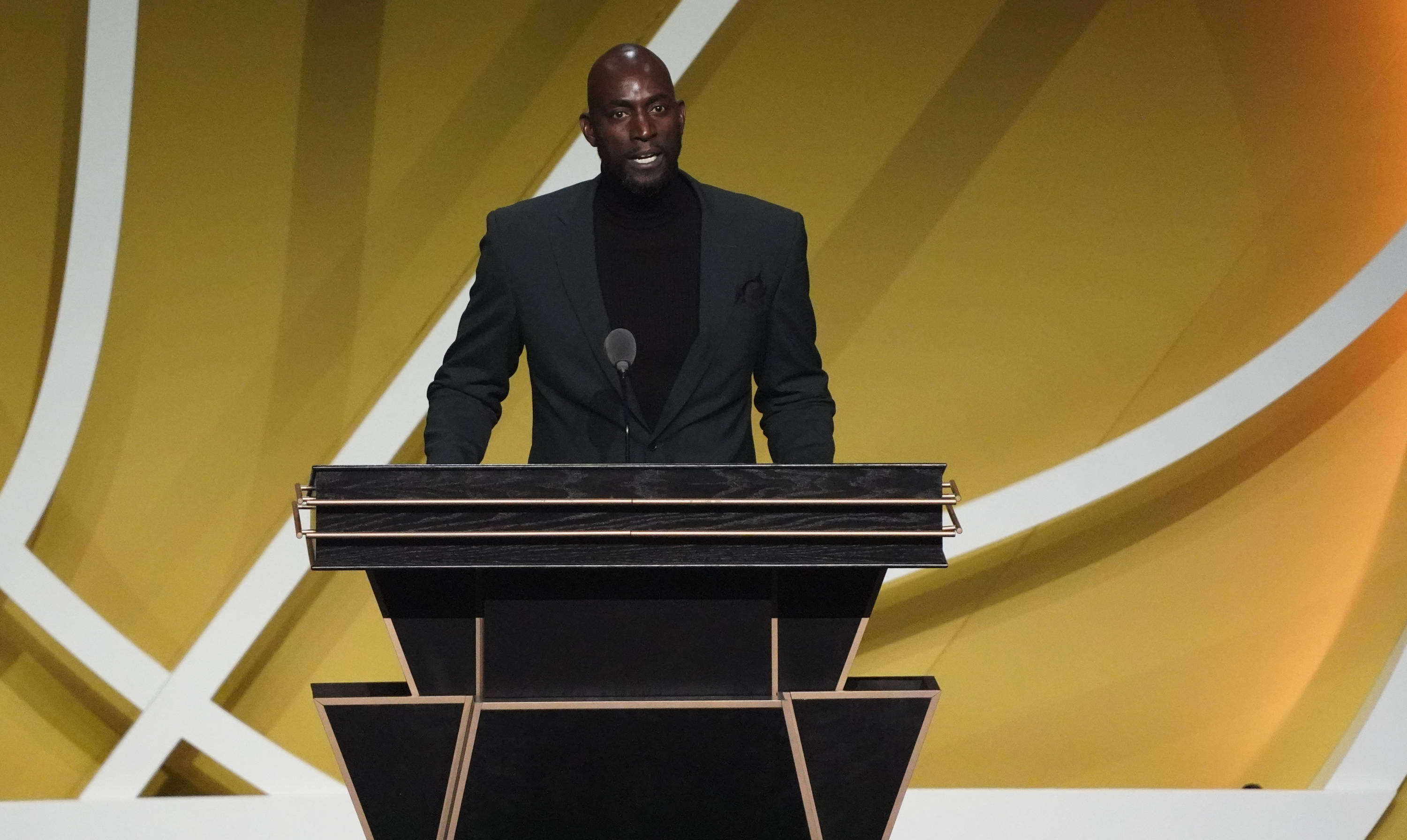 后者强调 后者强调